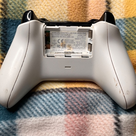 Slightly Scuffed Xbox One Wireless White Controller - Picture 2 of 6